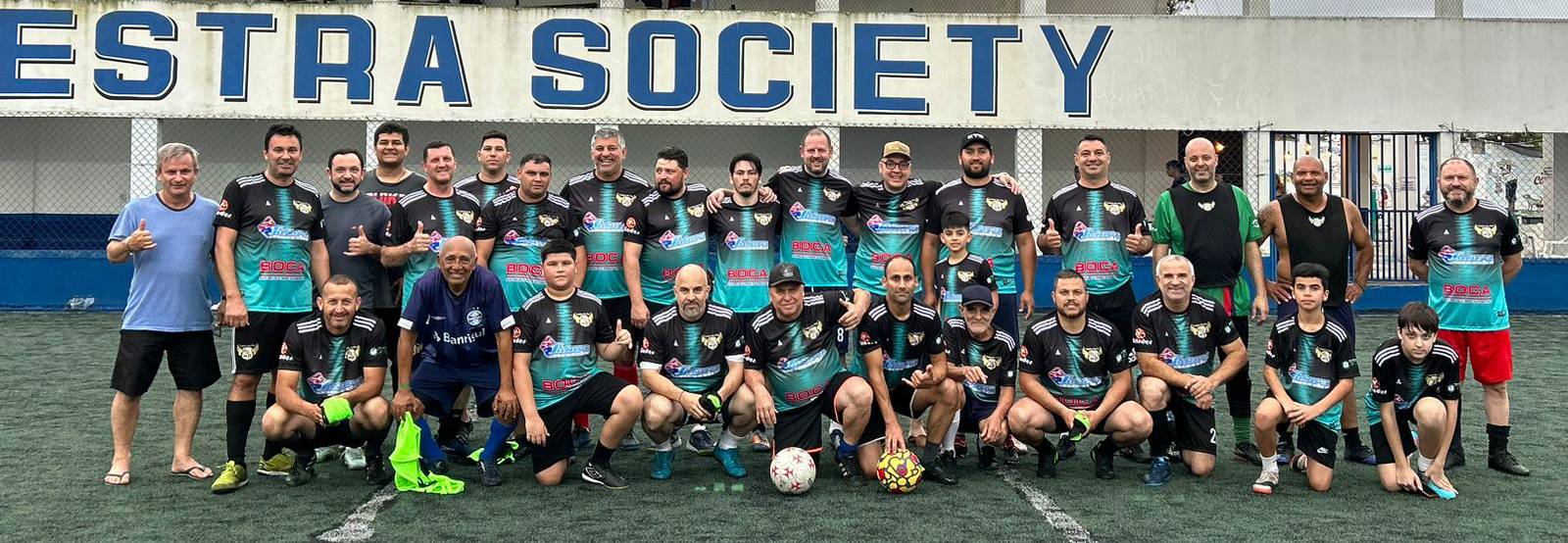 Foto do grupo Futeba dos Pais reunido no campo